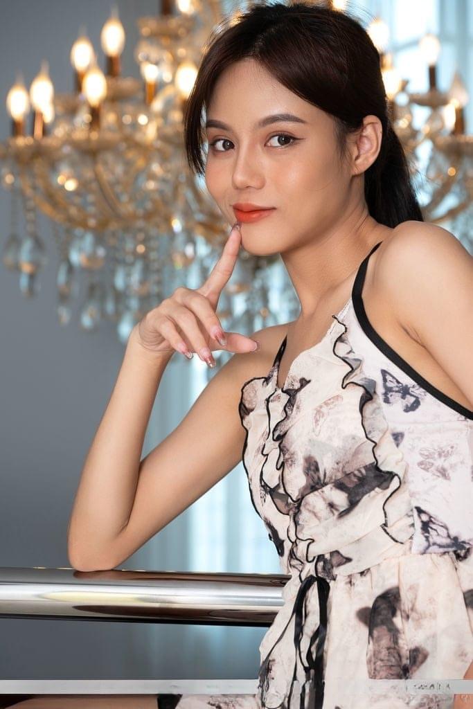 Adorable Thai girl Rose Sarinz goes nude in heels on the stairs of a mansion